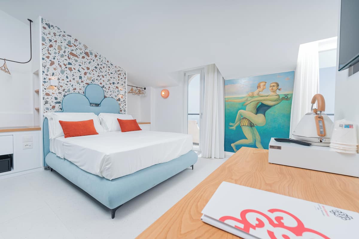 Suite Junior, balkon, pemandangan laut | 1 kamar tidur, seprai premium, brankas, dan kedap suara
