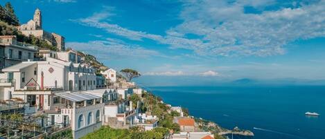 Vista frontal de la propiedad