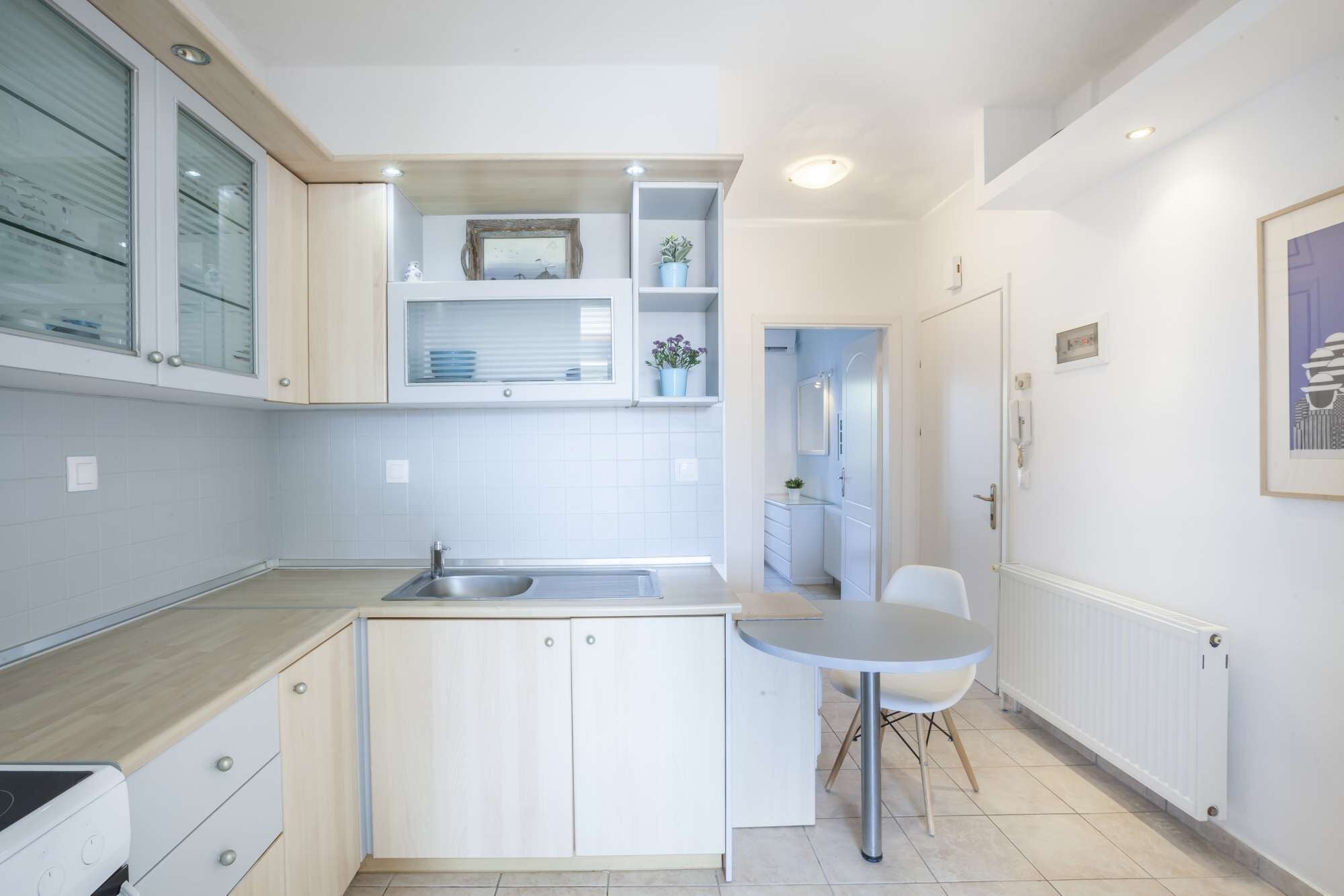 Coffee/tea maker, fridge, oven, stovetop