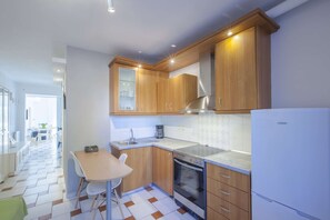 Jääkaappi, uuni, liesi, kahvin-/teenkeitin