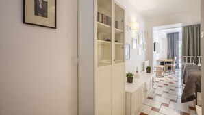 Une chambre d’hôtel moderne dotée d’une grande armoire, d’un coin repas et offrant une vue sur l’extérieur.