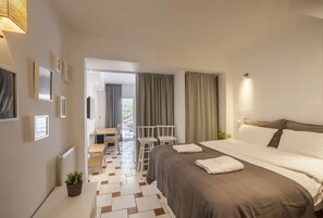 1 makuuhuone, työpöytä, silitysrauta/-lauta, vauvan matkasänky