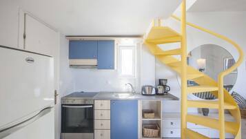 Fridge, oven, stovetop, coffee/tea maker