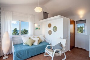 2 chambres, bureau, fer et planche à repasser, lit de bébé portatif