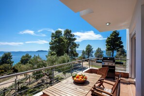 Outdoor dining - Alterra Vita HOMES by the sea: 3-level MAISONETTE with Panoramic Sea View (Neos Marmaras)