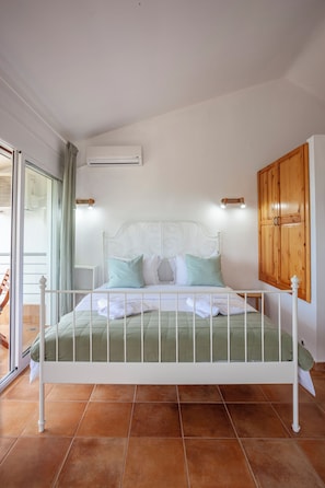 3 bedrooms, desk, iron/ironing board, travel crib
