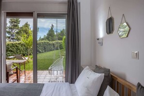 2 sovrum, skrivbord, strykjärn/strykbräda och resesäng