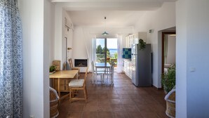 Una cocina moderna con comedor, vistas al mar y una chimenea.