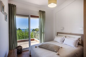 2 bedrooms, desk, iron/ironing board, travel cot - Alterra Vita Homes: 2-bedroom Apartment with BBQ and great sea view (Neos Marmaras)