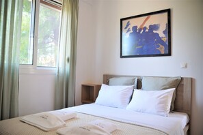 2 slaapkamers, een bureau, een strijkplank/strijkijzer, reisbedje