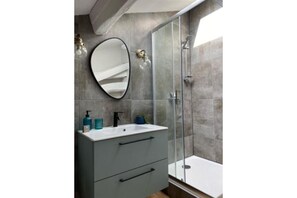 Bruser, hårtørrer, bidet, håndklæder