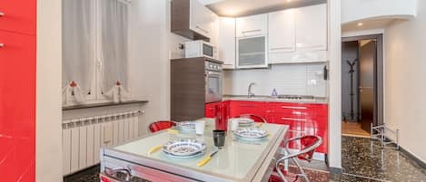 Réfrigérateur, four à micro-ondes, un four, surface de cuisson