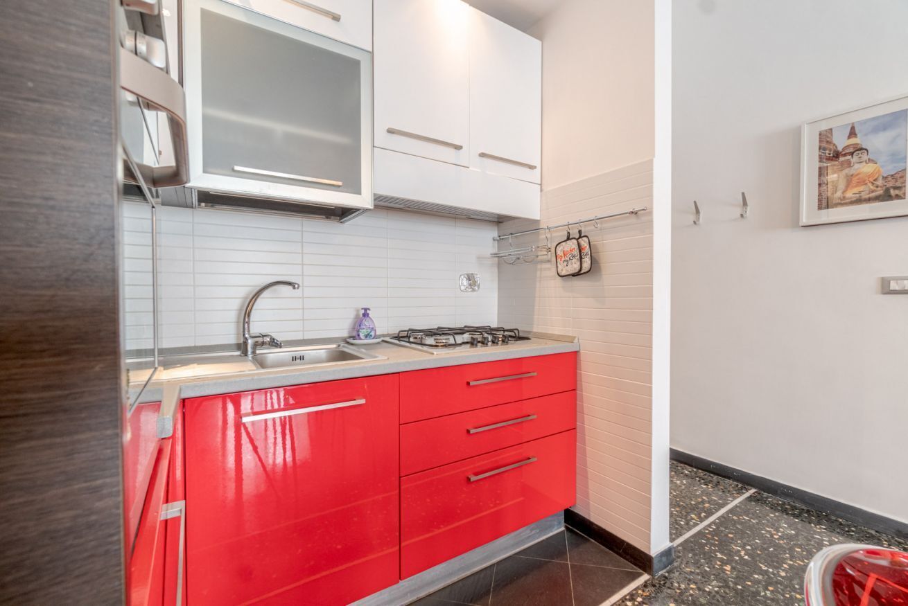 Frigorífico, microondas, horno y placa de cocina