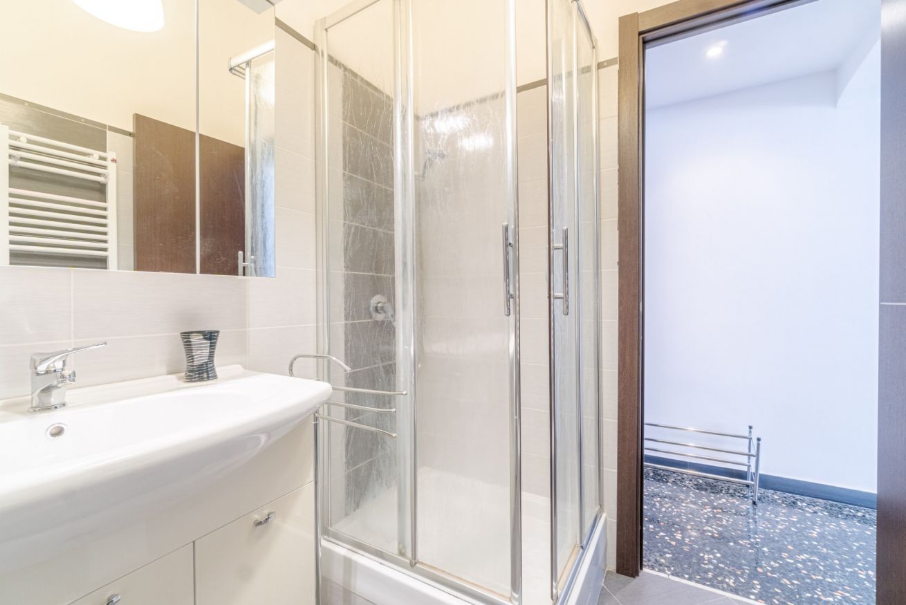 Douche, sèche-cheveux, bidet, serviettes fournies
