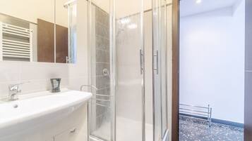 Douche, sèche-cheveux, bidet, serviettes fournies