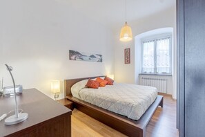 1 habitación, tabla de planchar con plancha y ropa de cama 
