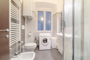 Regadera, secadora de cabello, bidet, toallas 
