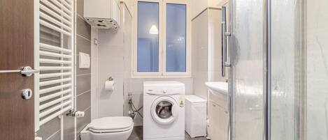 Dusj, hårføner, bidé og håndklær