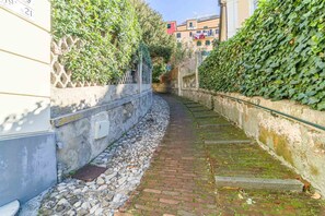 Property grounds - GuestHost - Cozy apartment equipped with every comfort to accommodate up to 4 people and located in the elegant residential district of Castelletto. We are in an area equipped with all essential services and well connected to the center thanks to public  (Genova)
