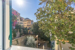 Unclassified image, 4 of 30, button