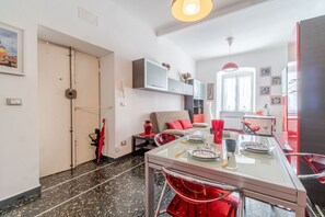 Una cucina moderna con un tavolo da pranzo, sedie e un frigorifero.
