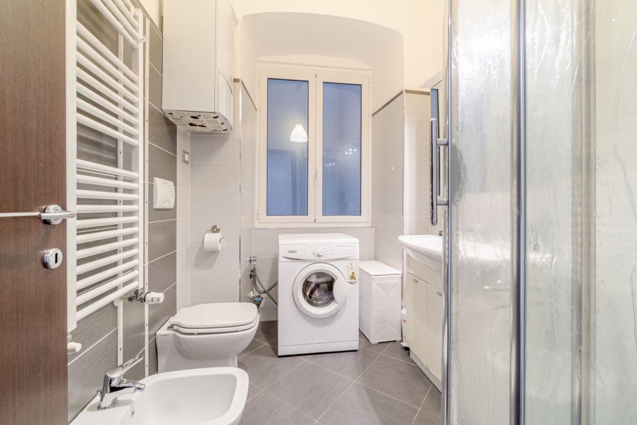 Douche, sèche-cheveux, bidet, serviettes fournies