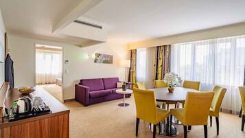 Suite | Wohnbereich | 80-cm-Fernseher mit Kabelempfang, Arbeitsbereiche