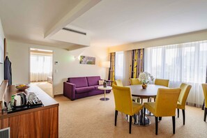 Sviitti | Oleskelualue | 80–senttinen televisio, jossa kaapelikanavat