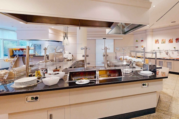 Café da manhã com buffet todos os dias (EUR 19.00 por pessoa)