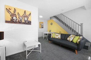 Living area - Modern One Bedroom House Welsh Harp (London)