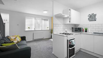 Nhà, 1 phòng ngủ | Khu phòng khách | Smart TV 42-inch có truyền hình vệ tinh, TV, Netflix