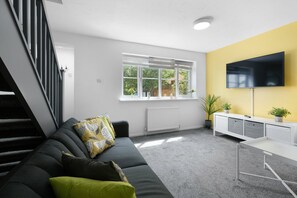 Living area - Modern One Bedroom House Welsh Harp (London)