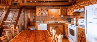 Arkansas Cabin w/ Hot Tub