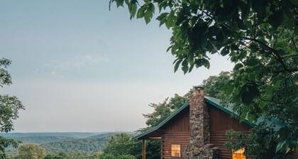 Arkansas Cabin w/ Hot Tub