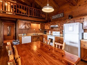 Kühlschrank, Ofen, Wasserkocher mit Kaffee-/Teezubehör