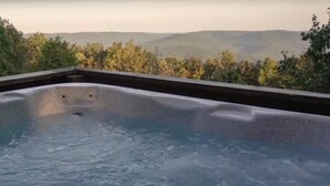 A hot tub with a view of a mountainous landscape. - Arkansas Cabin w/ Hot Tub (Ponca)
