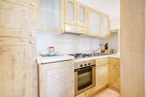 Réfrigérateur, micro-ondes, plaque de cuisson, cafetière/bouilloire