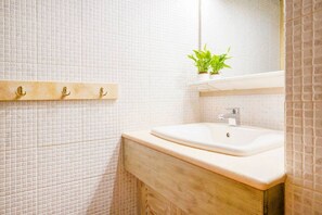 Shower, hair dryer, bidet, towels