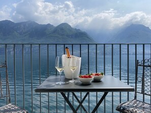 Romantisk dobbeltrom, utsikt mot innsjø | Terrasse/patio