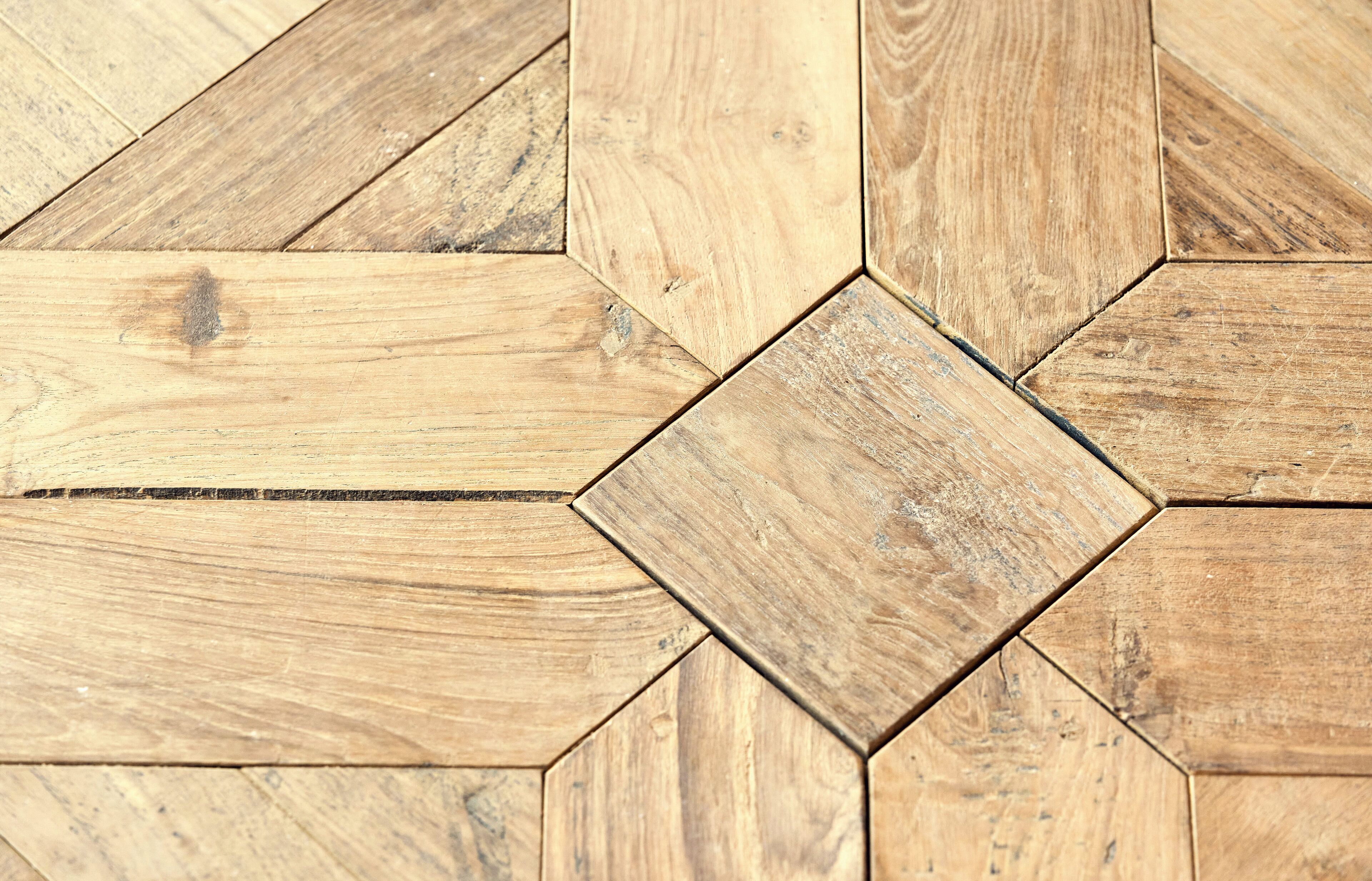 Un plancher en bois orné d’un motif géométrique.