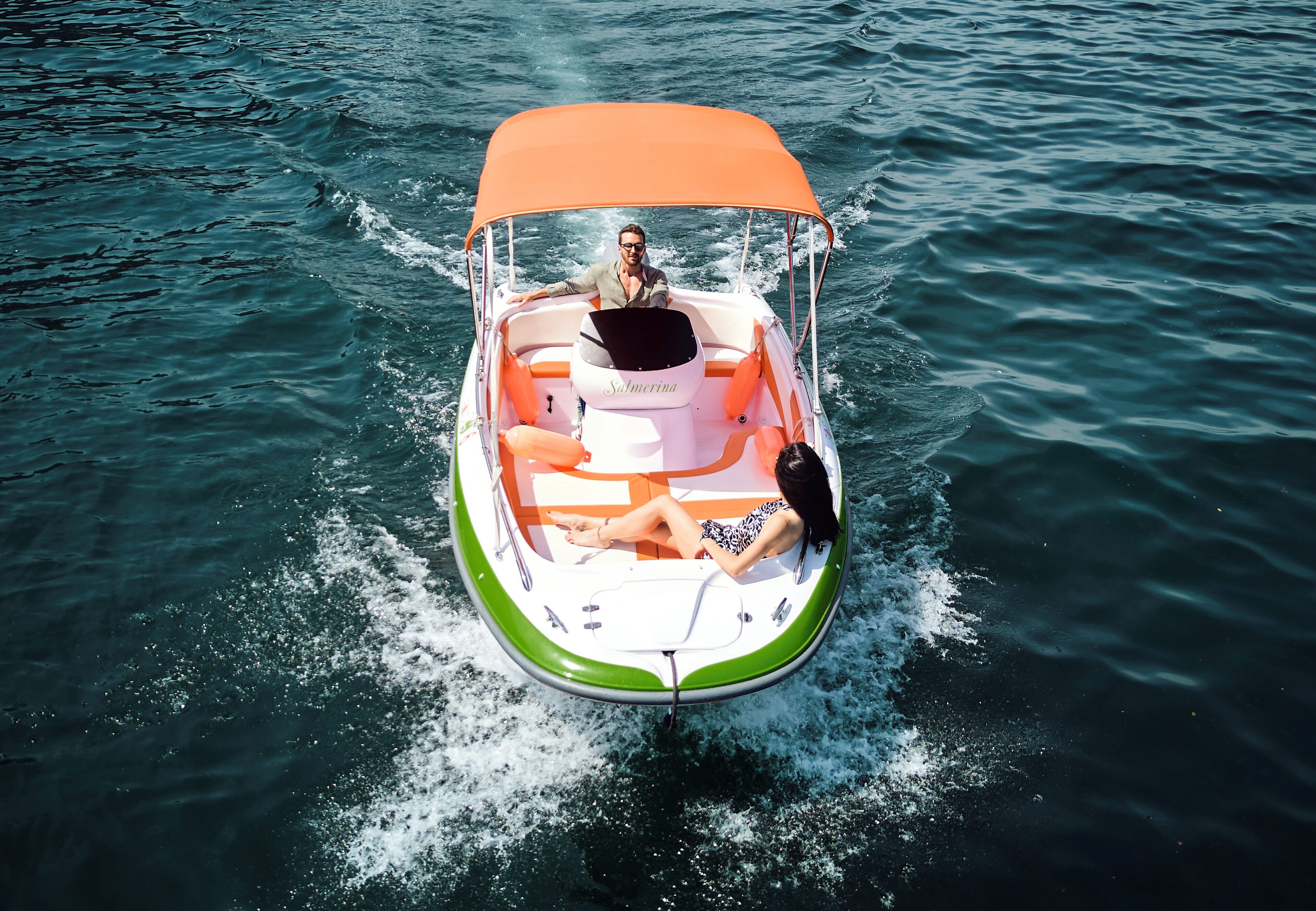 Un bateau doté d’un auvent, portant l’inscription « Salmerina », sur une étendue d’eau.