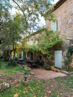 Outdoor dining - MAS PROVENCAL (Vers-Pont-du-Gard)
