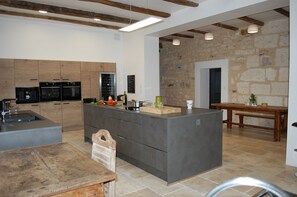 Réfrigérateur, micro-ondes, four, lave-vaisselle