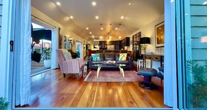 Mimosa House - Elegant Villa, 4 Bedroom, 3 Bathroom, BBQ, Undercover Patio, Secluded Garden