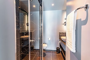 Articles de toilette gratuits, sèche-cheveux, serviettes fournies
