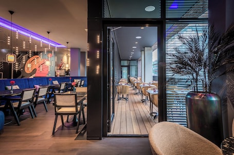 Restaurant. NYX Hotel Hamburg by Leonardo Hotels