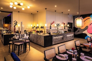 Petit déjeuner buffet (21 EUR par personne)