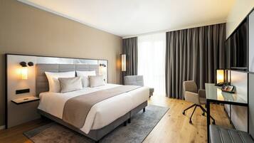 Junior Suite | Minibar, in-room safe, desk, blackout curtains