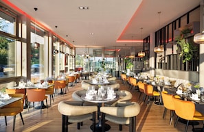 Dinner served  - Leonardo Royal Hotel Cologne Bonn Airport (Cologne)
