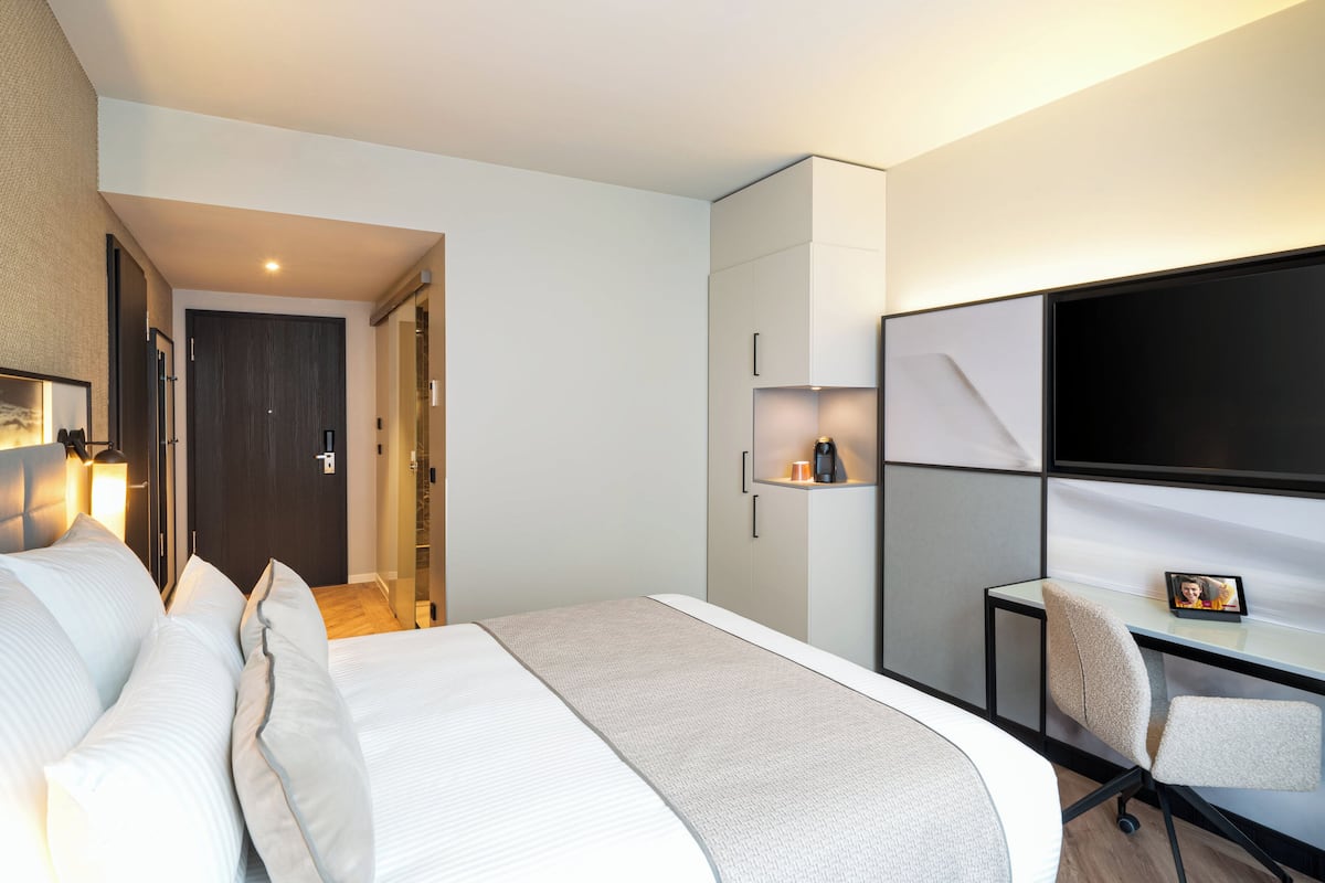 1 sovrum, minibar, värdeförvaringsskåp på rummet och skrivbord